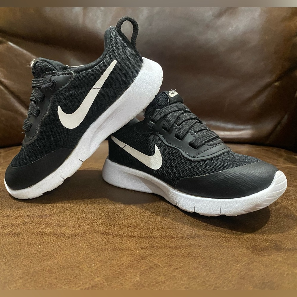 LN Nike Velcro Toddler Sneaker
